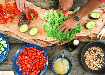A Escola Secundária de Fafe conquistou o primeiro lugar na final nacional do Concurso Eco-Cozinheiros, no 3.º escalão, informou o agrupamento. Marcos Afonso, Letícia Rodrigues, Letícia Freitas e Carolina Miranda, do 10.º B, foram os alunos que estiveram em representação da escola e que “cozinharam ao vivo a Eco-Ementa criteriosamente elaborada pela turma”. “Estão todos de parabéns! Que enorme honra para o nosso agrupamento, que mais uma vez foi premiado pelo empenho e motivação dos alunos na promoção de uma alimentação mais saudável, sustentável e saborosa, baseada nos princípios da dieta mediterrânea”, partilhou o Agrupamento de Escolas de Fafe. A Eco-Ementa preparada pelos Eco-Cozinheiros foi composta por Creme de Cenoura com Grão Crocante, Empadão Rico de Pescada com Salada Verde e Crumble de maçã com espuma de aquafaba, mel e limão. A final do concurso realizou-se a 29 de abril, na Escola de Hotelaria e Turismo de Coimbra. Recorde-se que esta iniciativa decorre no âmbito do programa eco-escolas e pretende incentivar a confeção de alimentos por parte dos jovens, tendo por base uma alimentação saudável e sustentável.