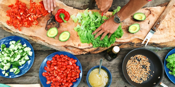 A Escola Secundária de Fafe conquistou o primeiro lugar na final nacional do Concurso Eco-Cozinheiros, no 3.º escalão, informou o agrupamento. Marcos Afonso, Letícia Rodrigues, Letícia Freitas e Carolina Miranda, do 10.º B, foram os alunos que estiveram em representação da escola e que “cozinharam ao vivo a Eco-Ementa criteriosamente elaborada pela turma”. “Estão todos de parabéns! Que enorme honra para o nosso agrupamento, que mais uma vez foi premiado pelo empenho e motivação dos alunos na promoção de uma alimentação mais saudável, sustentável e saborosa, baseada nos princípios da dieta mediterrânea”, partilhou o Agrupamento de Escolas de Fafe. A Eco-Ementa preparada pelos Eco-Cozinheiros foi composta por Creme de Cenoura com Grão Crocante, Empadão Rico de Pescada com Salada Verde e Crumble de maçã com espuma de aquafaba, mel e limão. A final do concurso realizou-se a 29 de abril, na Escola de Hotelaria e Turismo de Coimbra. Recorde-se que esta iniciativa decorre no âmbito do programa eco-escolas e pretende incentivar a confeção de alimentos por parte dos jovens, tendo por base uma alimentação saudável e sustentável.