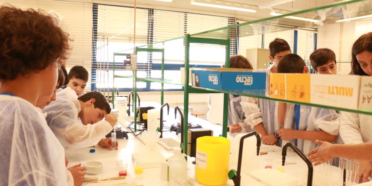 Alunos do secundário são convidados a fazer experiências nos laboratórios da FCT NOVA
