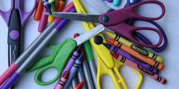 Material escolar mais barato nas lojas online, mas campanhas promocionais são mais vantajosas nos supermercados