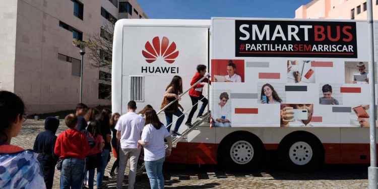 Huawei SmartBus promove educação e responsabilidade digital nas escolas portuguesas