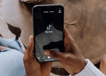 TikTok cria limite de uma hora de utilização para adolescentes