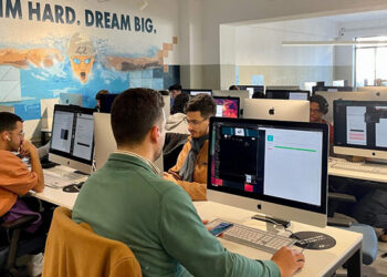 Quase 250 alunos dão início ao curso da "42" em Lisboa e no Porto