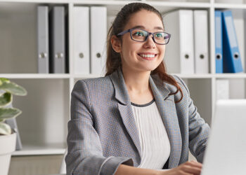 Estágios Profissionais: O mercado de trabalho à distância de um apoio