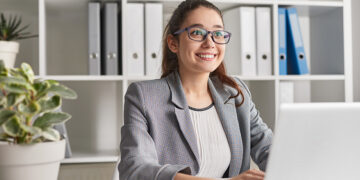 Estágios Profissionais: O mercado de trabalho à distância de um apoio