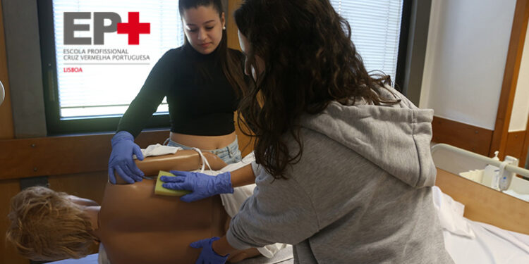 Técnico/a Auxiliar de Saúde? O teu caminho começa na Escola Profissional da Cruz Vermelha Portuguesa