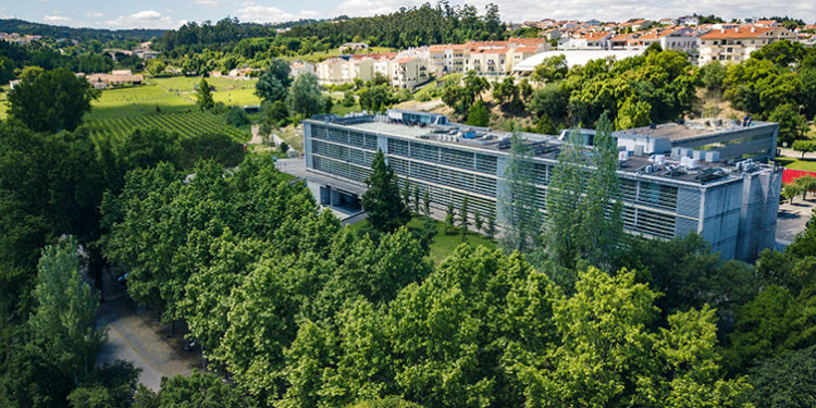 Coimbra Business School | ISCAC: Transpor as portas e sentir o mundo!