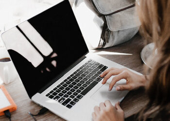 Banco Santander e British Council estão a oferecer 5.000 bolsas online para estudar inglês