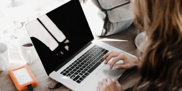 Banco Santander e British Council estão a oferecer 5.000 bolsas online para estudar inglês