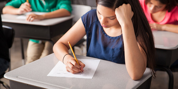 Exames do Secundário vão continuar a ser feitos em papel