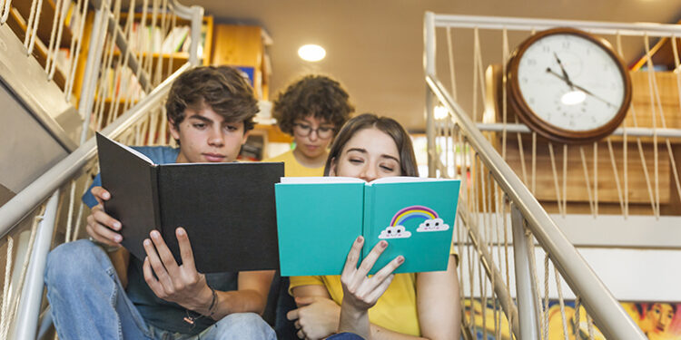 Escola Secundária Gil Eanes lança “Voando nas Asas de um Bando de Poetas”