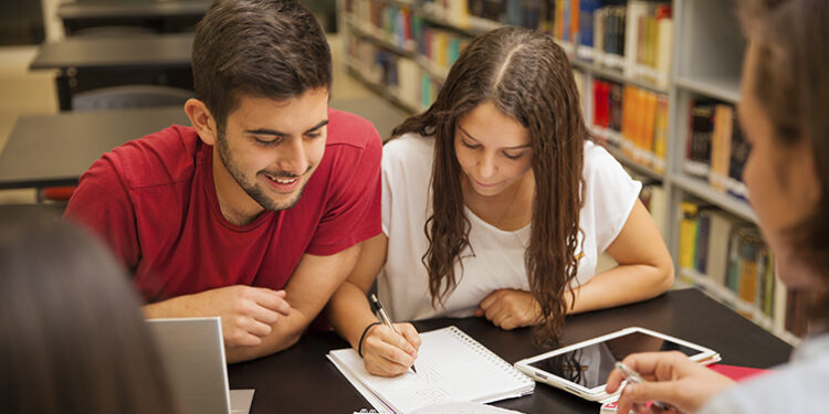 "Clube de Embaixadores" da Faculdade de Ciências da Universidade de Lisboa leva o Ensino Superior a Escolas Secundárias