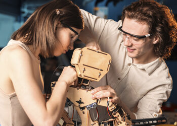 Oeiras desafia-te a construir robôs (e a revelar impressões digitais)